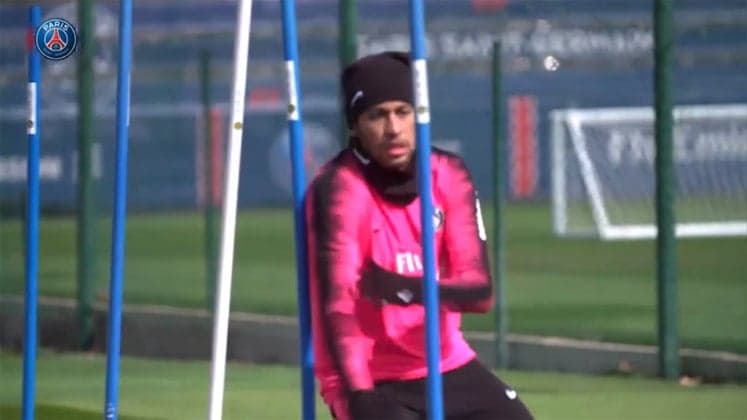 Neymar volta a treinar no PSG