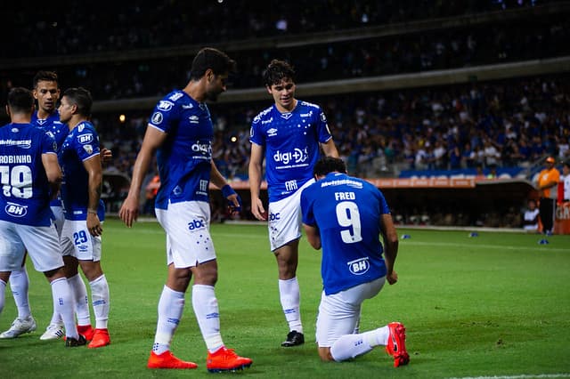 Dodê recebendo um afago de Fred após a assistência que deu para o primeiro gol do Cruzeiro contra o Huracán