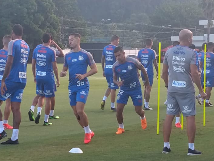 Jean Mota treinando com uma proteção no joelho