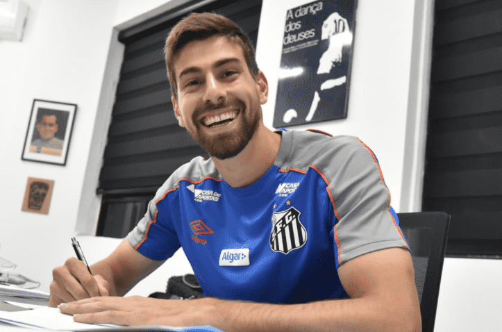 Luan Peres assina contrato com o Santos