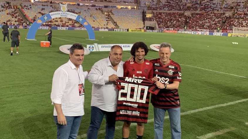 William Arão homenageado por ter completado 200 jogos