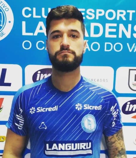 Goleiro Jonathan Aguiar vibra com vitória sobre o Grêmio