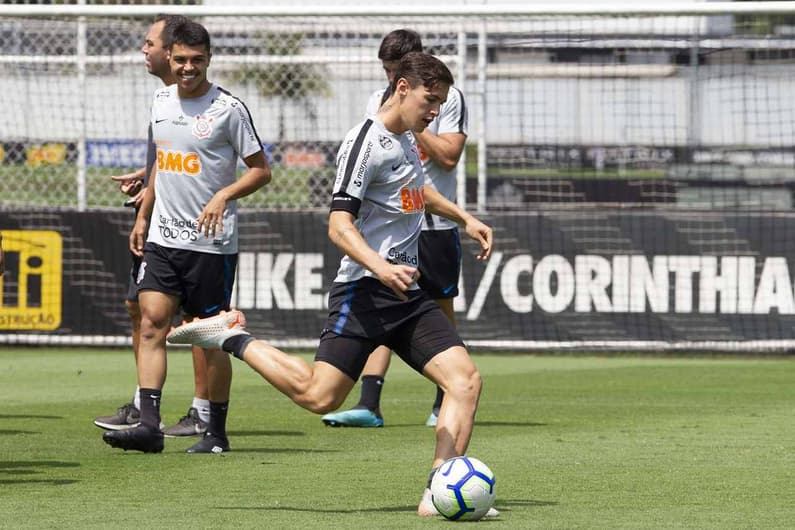 Mateus Vital será titular no meio de campo do Corinthians