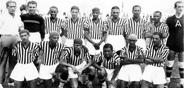 Pionerismo! O Galo foi o primeiro time a vencer uma competição interestadual, ao se sagrar Campeão dos Campeões do Brasil, em 1937. O torneio foi o embrião do Brasileirão