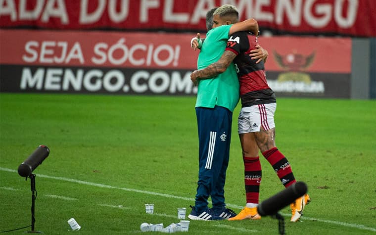 Domènec Torrent e Gabigol - Flamengo x Grêmio