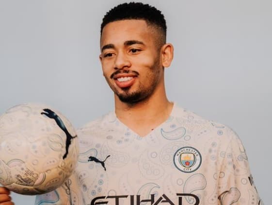 Gabriel Jesus com o terceiro uniforme do Manchester City para 2020/2021