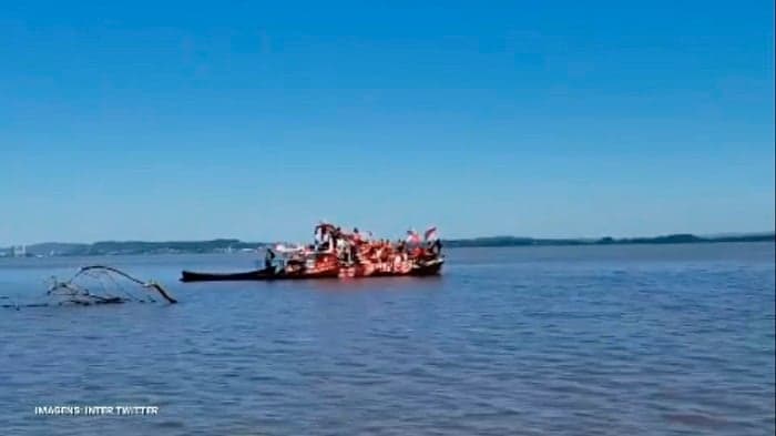 Barco com torcedores do Internacional no Rio Guaíba