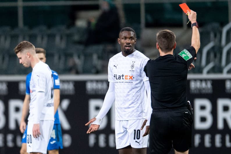 Marcus Thuram, do Borussia Mönchengladbach, sendo expulso