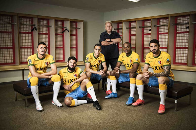 Nova camisa do Kashima Antlers em homenagem à Seleção Brasileira