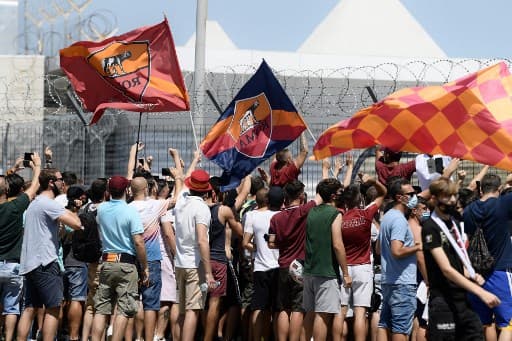 Festa dos torcedores da Roma na chegada de José Mourinho