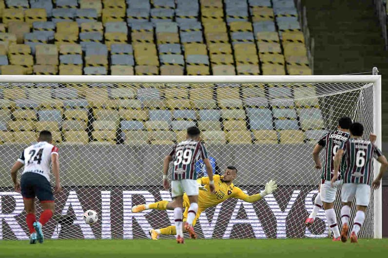 Fluminense x Cerro Porteño - pênalti do Fred