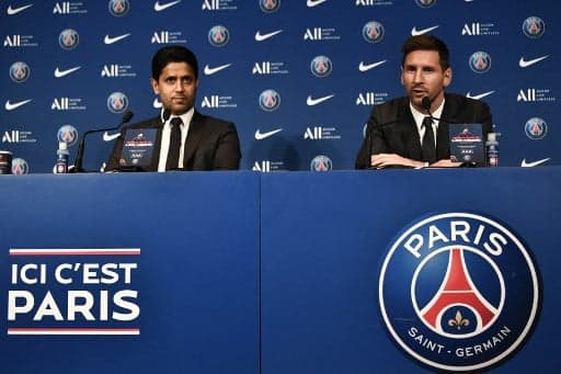 Nasser Al-Khelaifi e Lionel Messi em coletiva no PSG