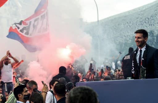 Messi com torcida do PSG