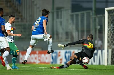 O goleiro Mota, do Sampaio, foi um dos nomes do jogo, evitando algumas chances de gol da Raposa