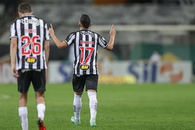 Savarino marcou os  gols do triunfo alvinegro no Gigante da Pampulha em noite inspirada do Galo