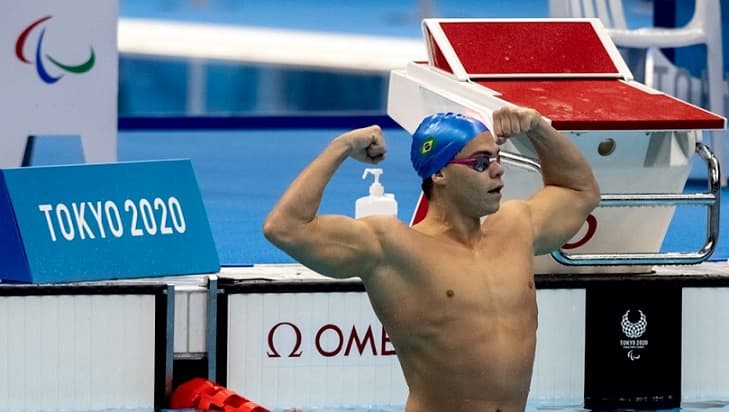 Gabriel Bandeira comemora a primeira medalha de ouro do Brasil em Tóquio (Foto: Miriam Jeske/CPB)