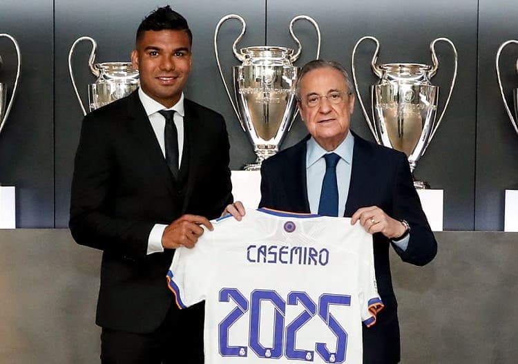 Anúncio da renovação de Casemiro ao lado de Florentino Pérez