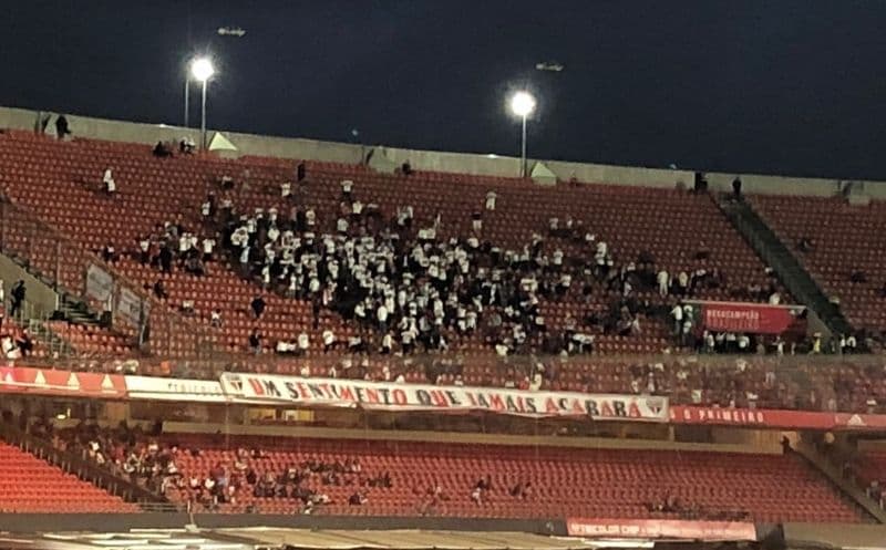 Torcida do São Paulo se aglomerou nas arquibancadas