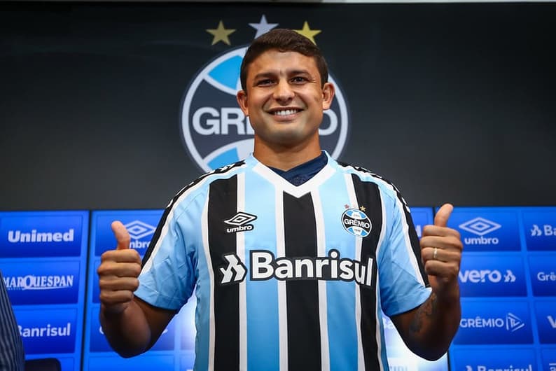 Elkeson em apresentação pelo Grêmio