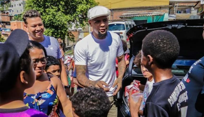 Felipe Melo faz ação no Complexo do Alemão