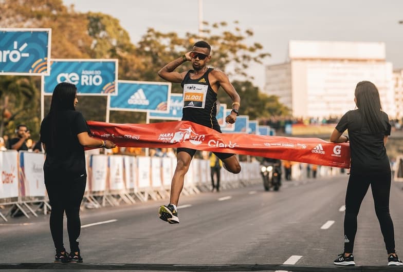 Danielzinho comemora sua vitória na Meia Maratona do Rio. (Pedro Macedo/Divulgação)