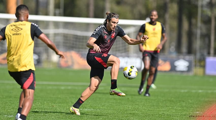 Canobbio em treino do Athletico-PR