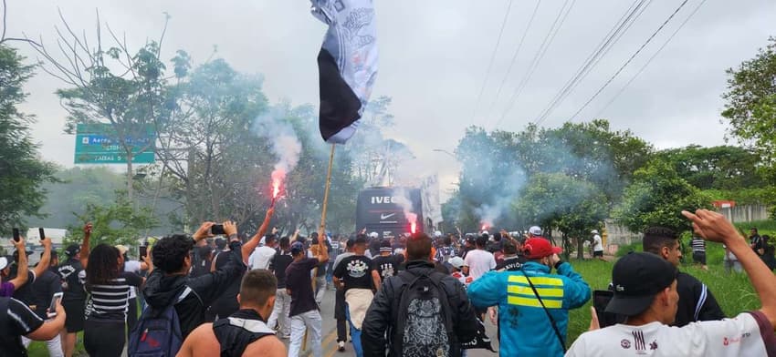 Torcida do Corinthians - CT Joaquim Grava