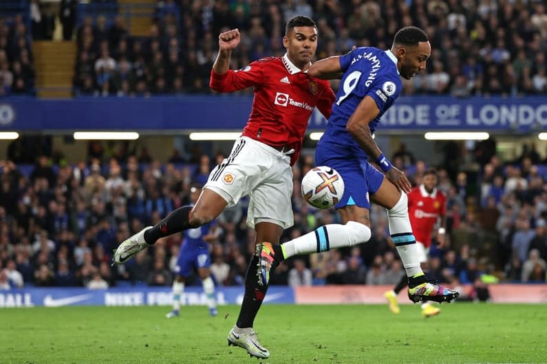 Manchester United e Chelsea protagonizam um dos grandes clássicos do futebol inglês (Foto: ADRIAN DENNIS / AFP)