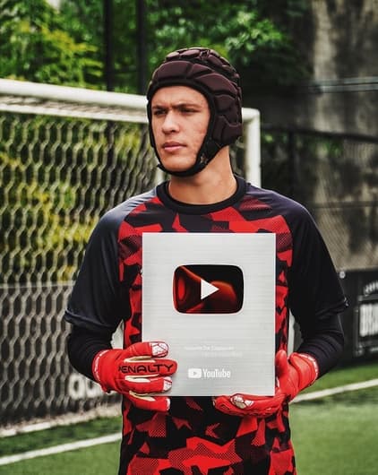 Goleiro de Capacete ganha placa do Youtube por superar os 100 mil inscritos