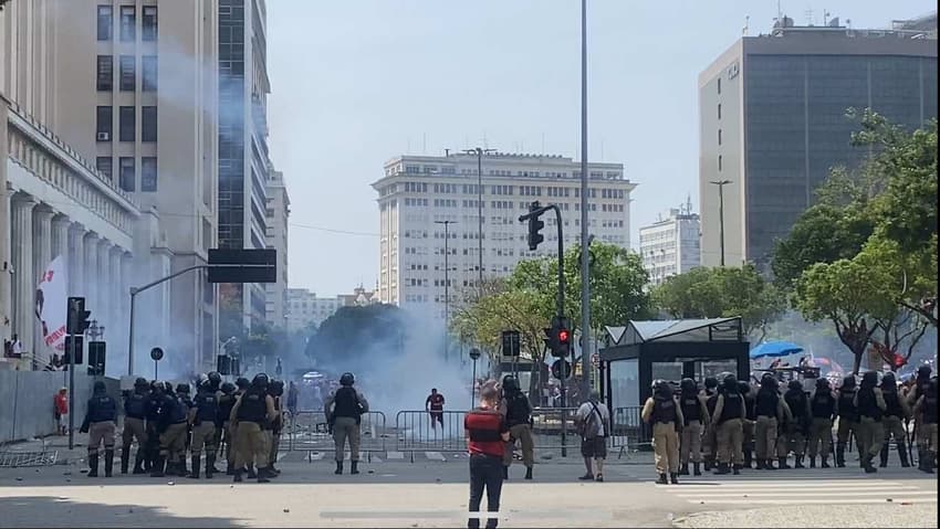 A festa do Flamengo, no Centro do Rio, terminou em conflitos e ação da Policia Militar