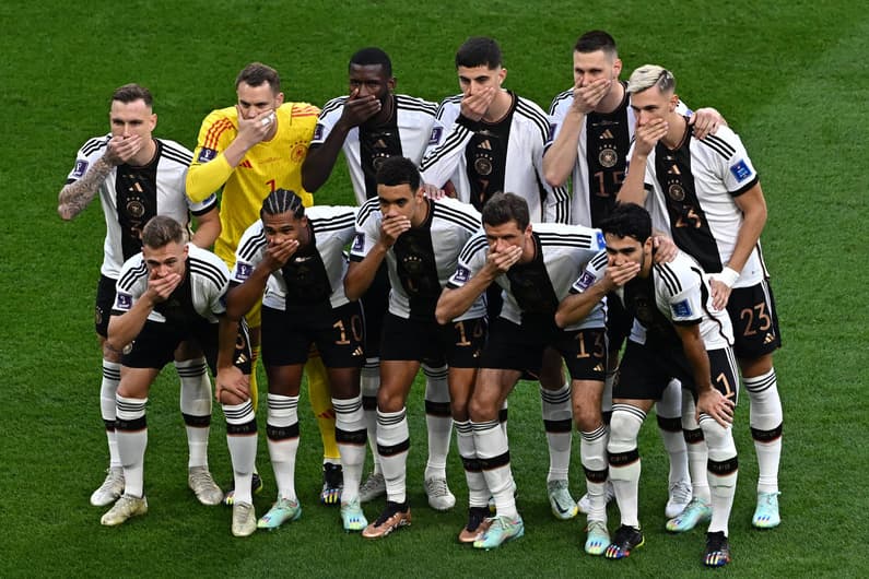 Protesto da Alemanha antes do jogo contra o Japão