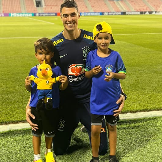 Matheus Bachi, filho de Tite, com seus filhos, netos do treinador