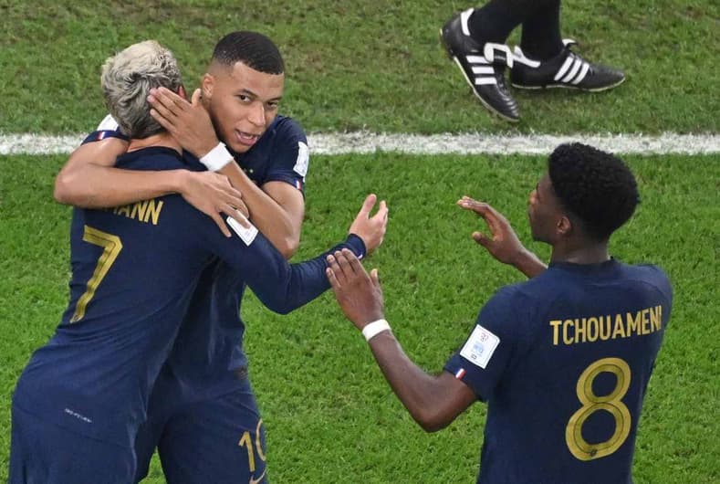 Griezmann, Tchouaméni e Mbappé - França