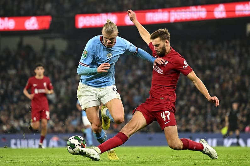 Manchester City e Liverpool fazem um dos grandes clássicos da atualidade do futebol (Foto: OLI SCARFF / AFP)