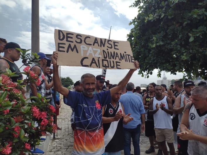 Torcida no sepultamento de Roberto Dinamite