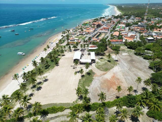 Início da montagem da estrutura do evento na Praia do Francês