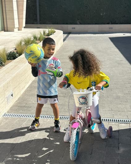 Filha de Cristiano Ronaldo com camisa do Brasil