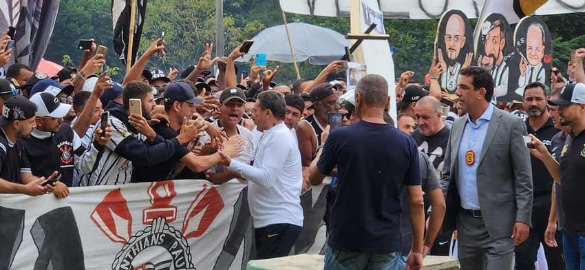 Após vitória do Corinthians sobre o São Paulo pela Copa do Brasil, Luxa citou perídoo de protestos que aconteceram quando ele chegou ao Timão