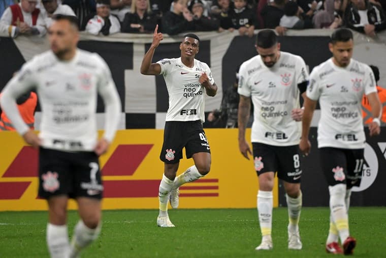 CORINTHIANS-UNIVERSITARIO - Felipe Augusto