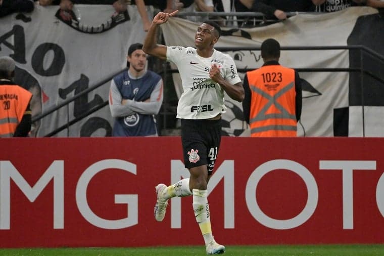 CORINTHIANS-UNIVERSITARIO - Felipe Augusto