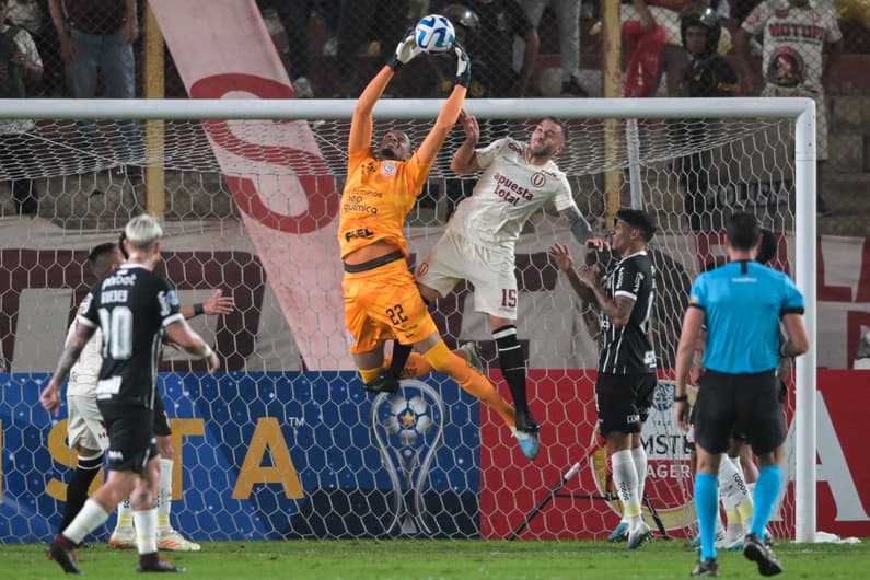 Carlos Miguel renovou com o Corinthians até o final de 2025