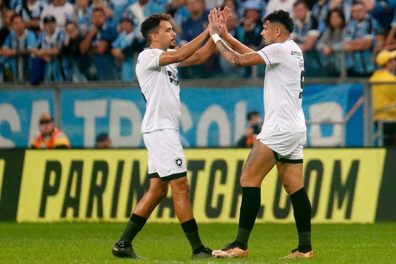 Tiquinho Soares e Carlos Eduardo - Botafogo x Grêmio