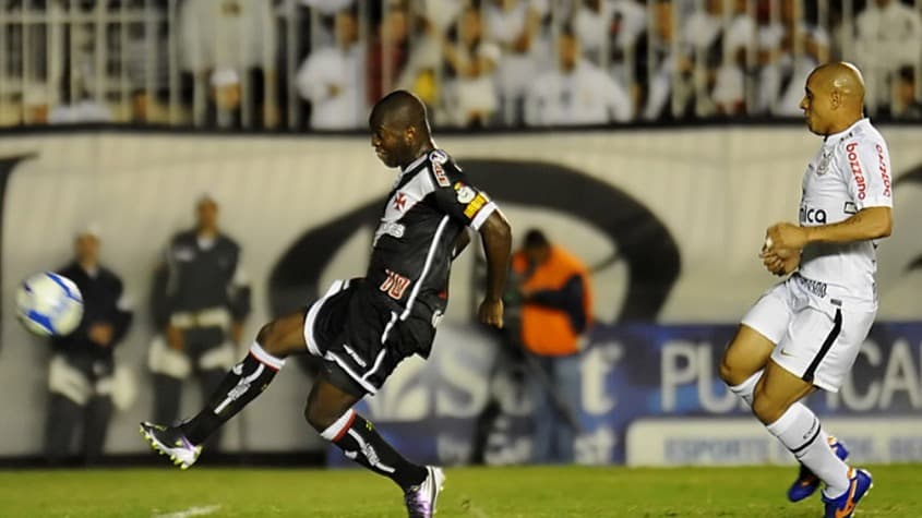 Última vitória do Vasco sobre o Corinthians teve gol do atacante Zé Roberto em posição irregular e nas costas de Roberto Carlos