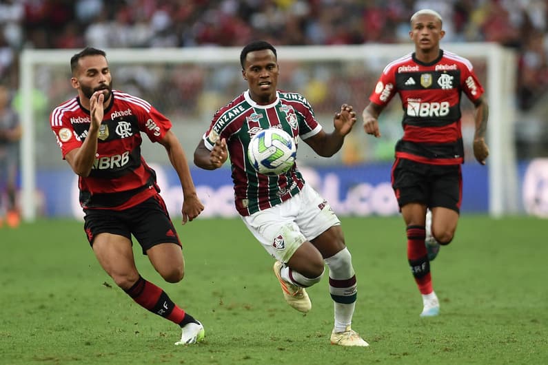 Partida entre Fluminense e Flamengo pelo Campeonato Brasileiro 2023.