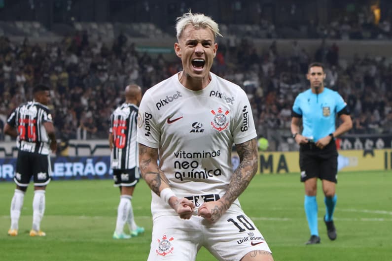Guedes encerrou seu jejum de gols pelo Corinthians contra o Atlético e ajudou Luxemburgo