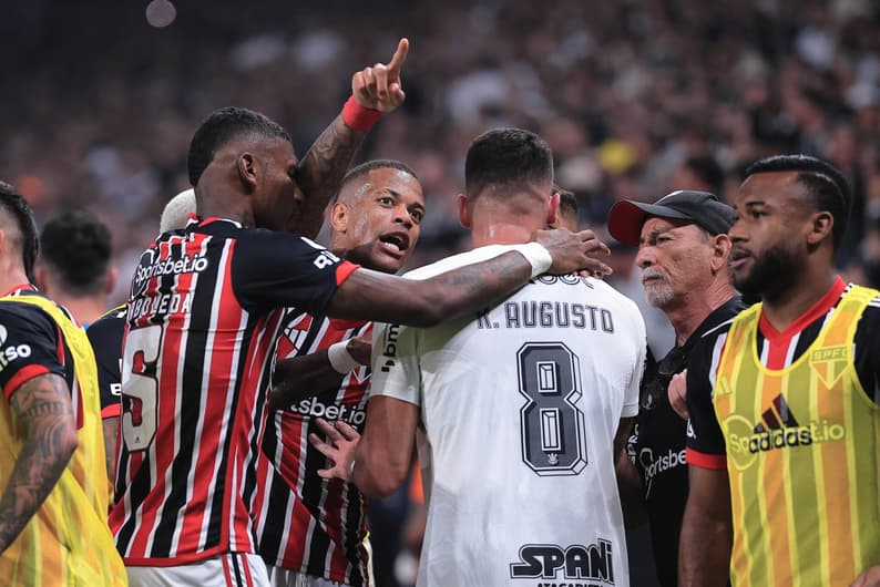 Confusão após o gol de Luciano para o São Paulo no jogo de ida da semifinal da Copa do Brasil contra o Corinthians. Resultado: 2 a 1 para o Timão. 