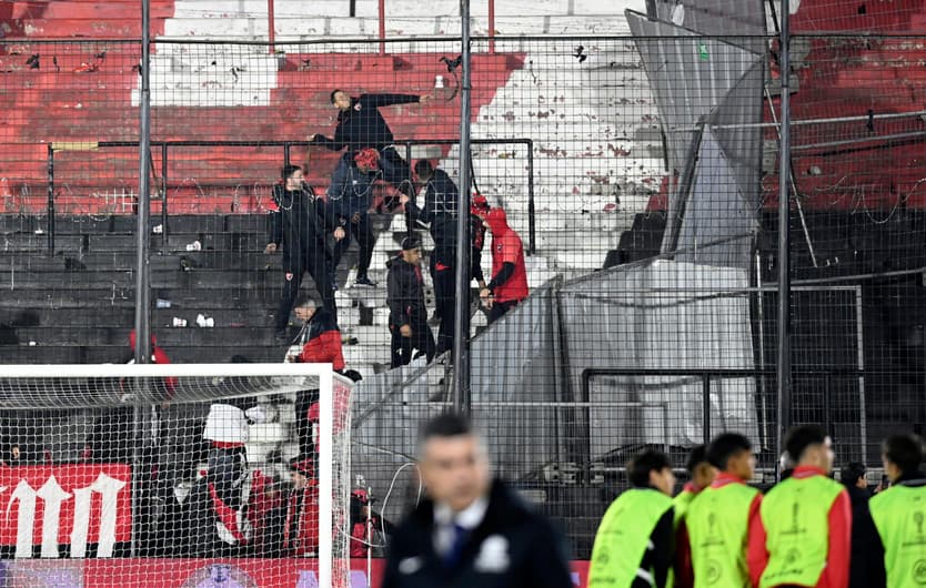 Em jogo com conflito entre torcdores, Corinthians empatou com o Newell's e está classificado às quartas de final da Sul-Americana