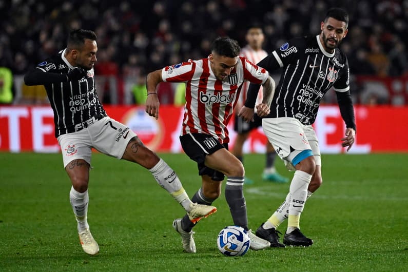 Após a classificação na Sul-Americana, meia Maycon disse que o Corinthians precisava dar respostas após a elininação na Copa do Brasil