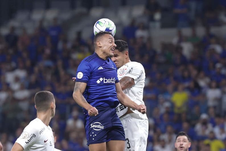 Rafael Elias e Lucas Veríssimo no empate entre Cruzeiro e Corinthians pelo Brasileirão