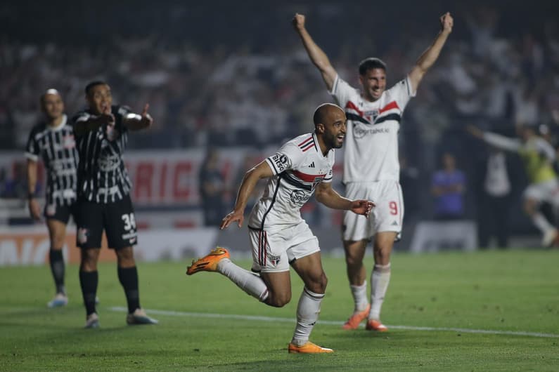 Lucas Moura marca o segundo gol do São Paulo sobre o Corinthians no jogo de volta da semifinal da Copa do Brasil